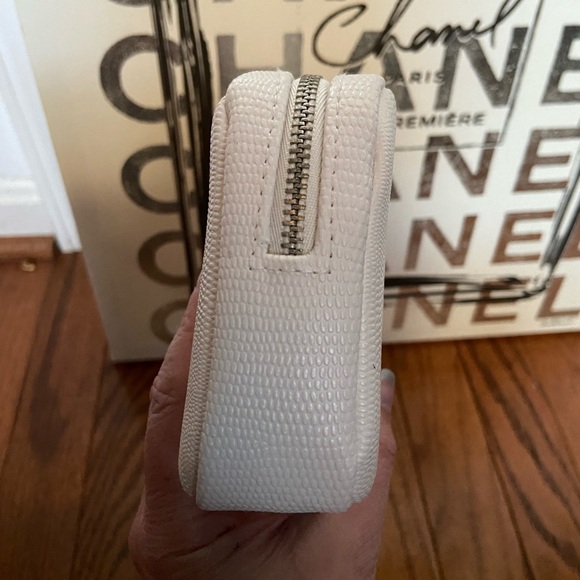 BVLGARI Perfumes Make-Up Toiletries Pouch. Large BVLGARI zipper pull. - Picture 4 of 10